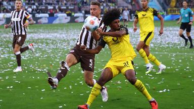 St. Paulis Verteidiger Hauke Wahl (#5,) und Dortmunds Stürmer Karim Adeyemi (#27) kämpfen im Bundesliga-Spiel um den Ball.