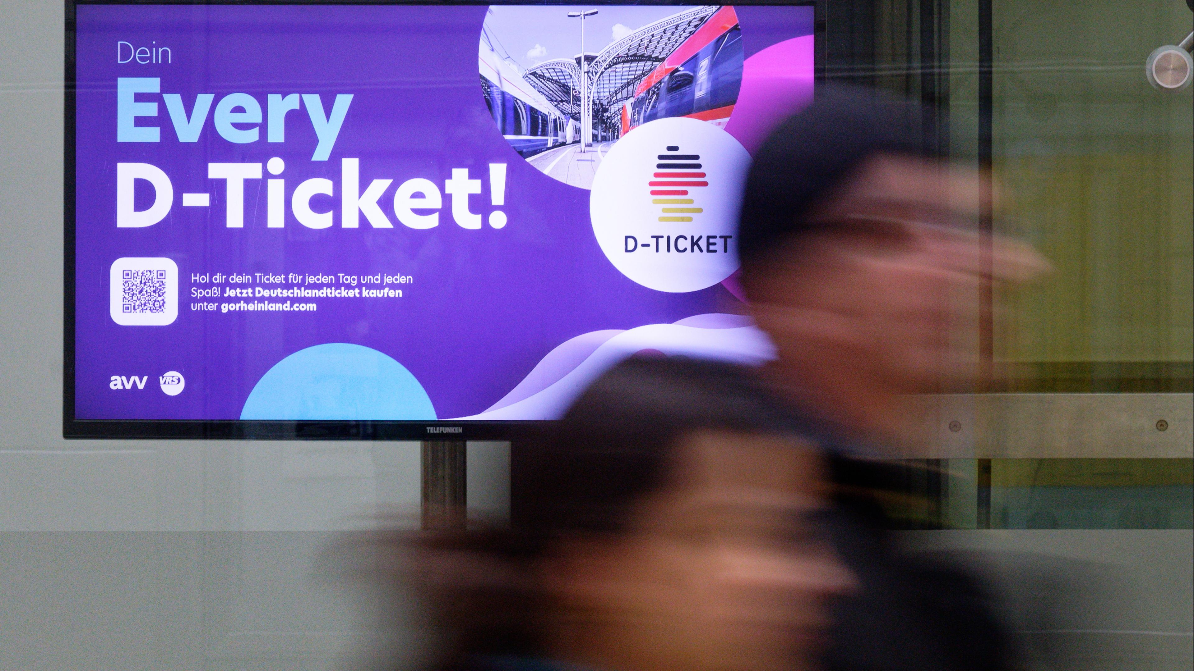 Nordrhein-Westfalen, Köln: Auf einen Bildschirmen im Hauptbahnhof in Köln wird Werbung für das Deutschlandticket gezeigt.