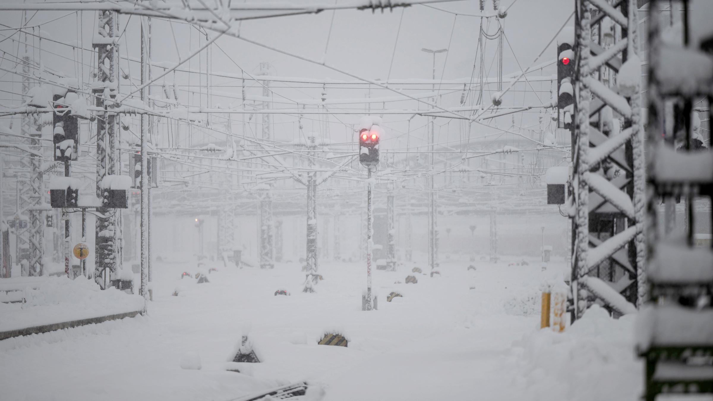  Verschneite Gleise am Hauptbahnhof in München am 02.12.2023