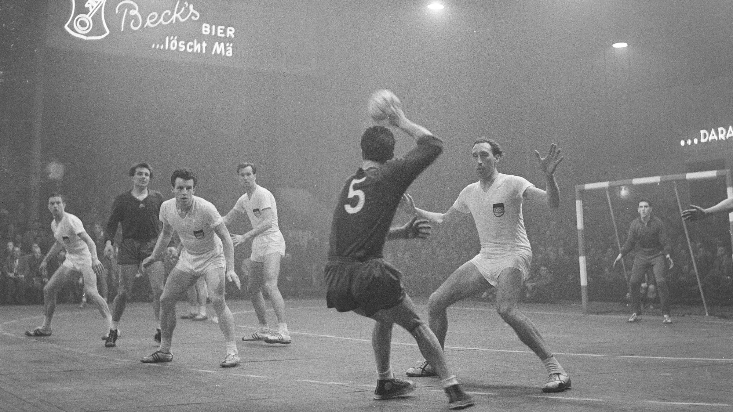 Das Bild zeigt eines Szene aus dem Hauptrundenspiel gegen den kommenden Weltmeister Rumänien (9:12) in Krefeld.