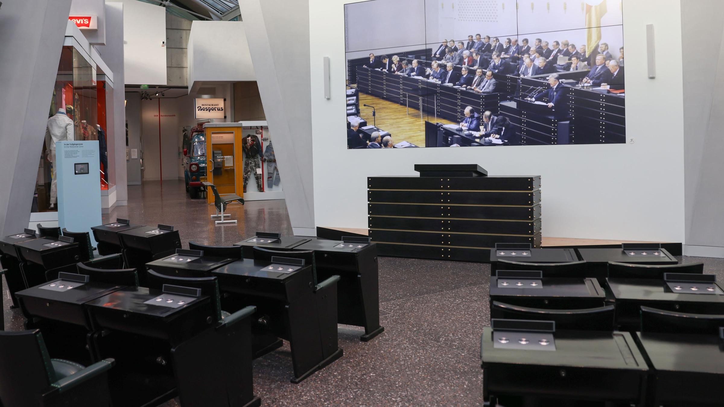 Bänke aus dem historischen Plenarsaal des früheren Bundestags in Bonn im Haus der Geschichte, 5. Dezember 2025.