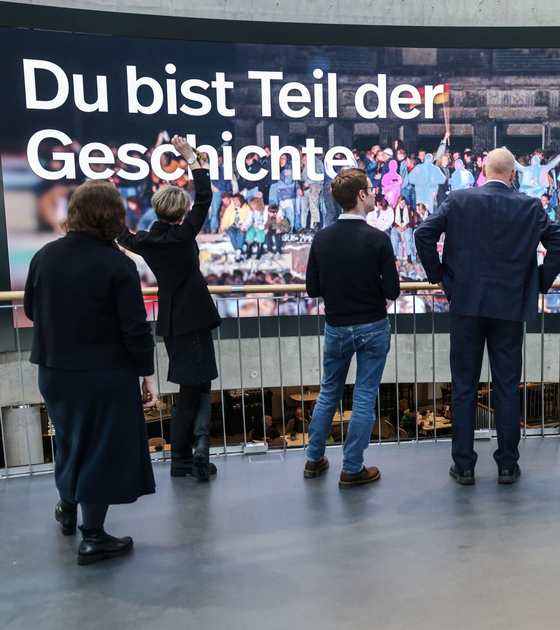 Der neue Slogan Du bist Teil der Geschichte ist im Haus der Geschichte auf einer Videowand zu sehen. 