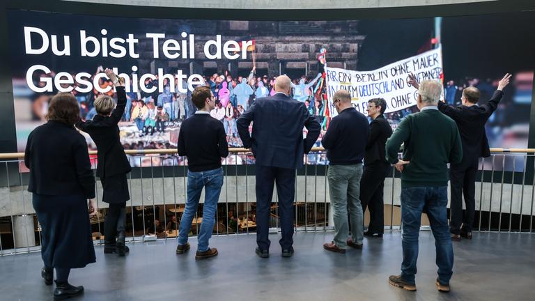 Der neue Slogan Du bist Teil der Geschichte ist im Haus der Geschichte auf einer Videowand zu sehen. 