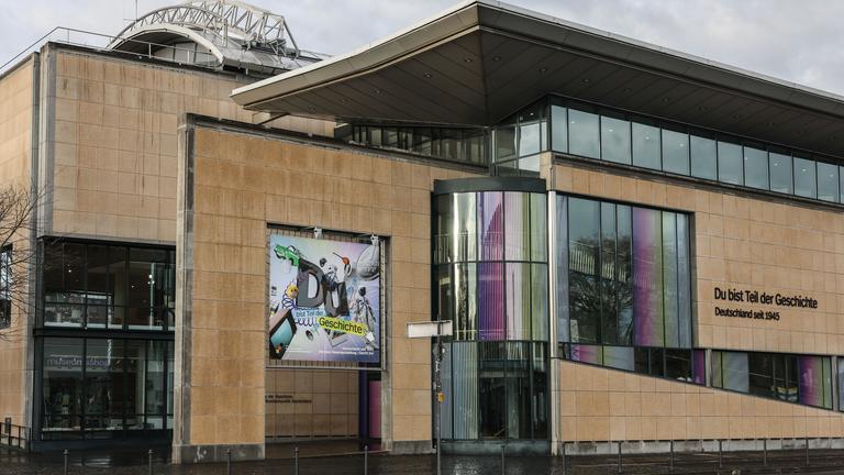08.12.2025, Nordrhein-Westfalen, Bonn: Das Haus der Geschichte in Bonn. Die neu konzipierte Dauerausstellung im Haus der Geschichte wird eröffnet