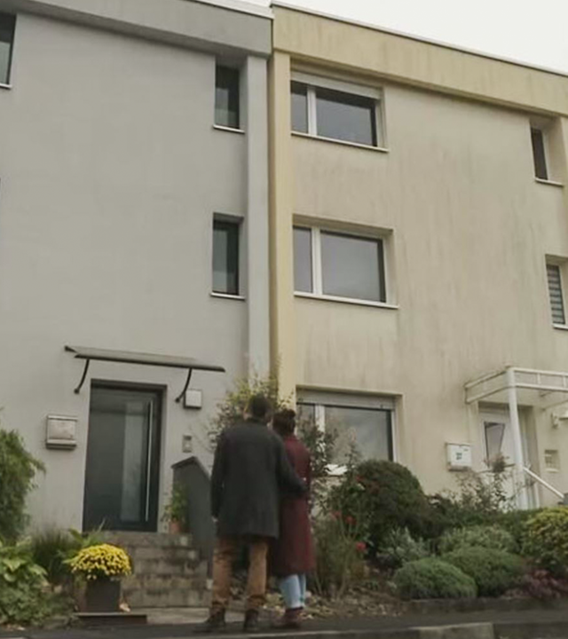 Lena und Daniel aus Bayern vor einem Haus