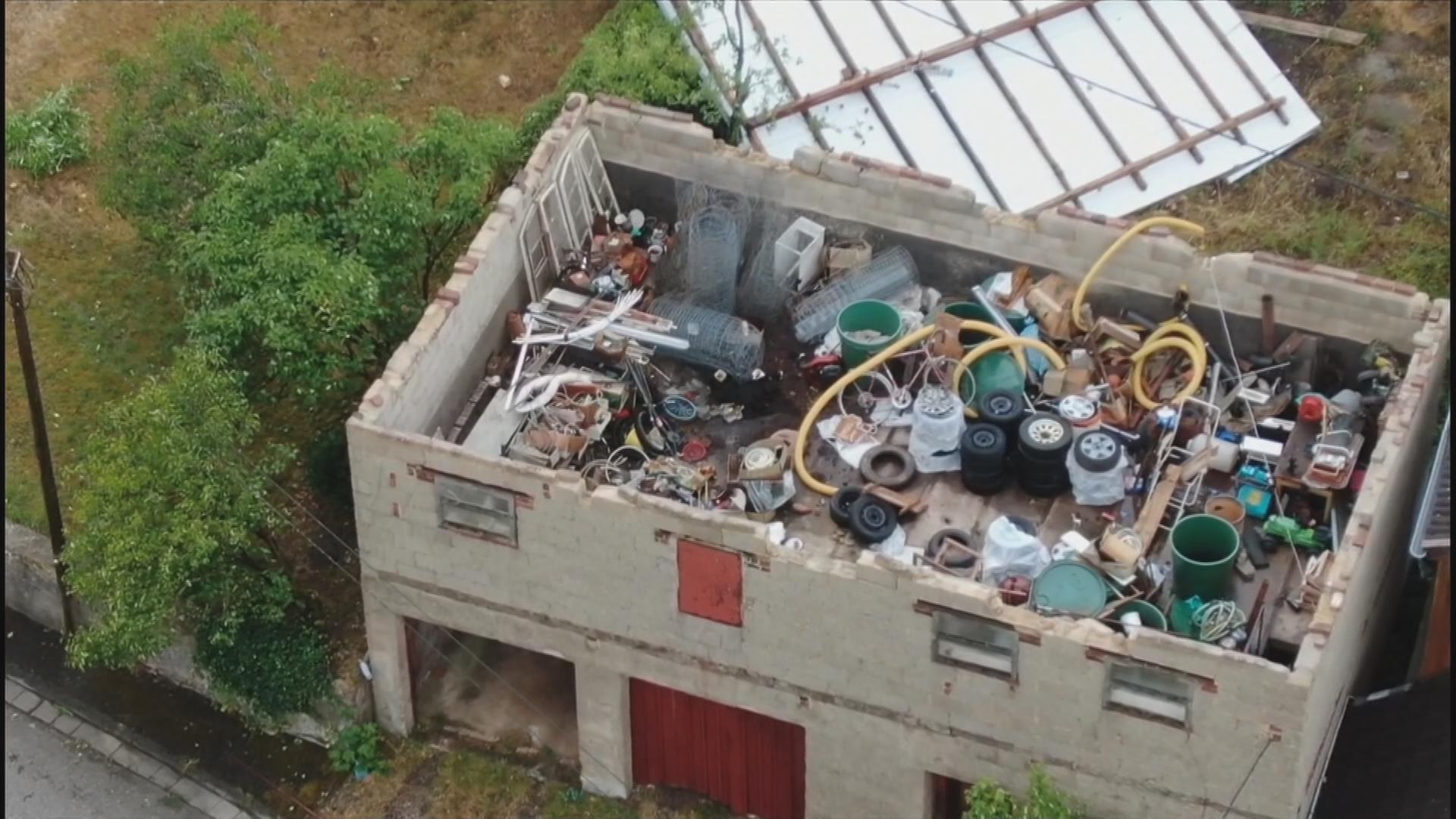 Auf dem Bild ist ein Haus ohne Dach zu sehen, was eine Folge des Unwetters ist.