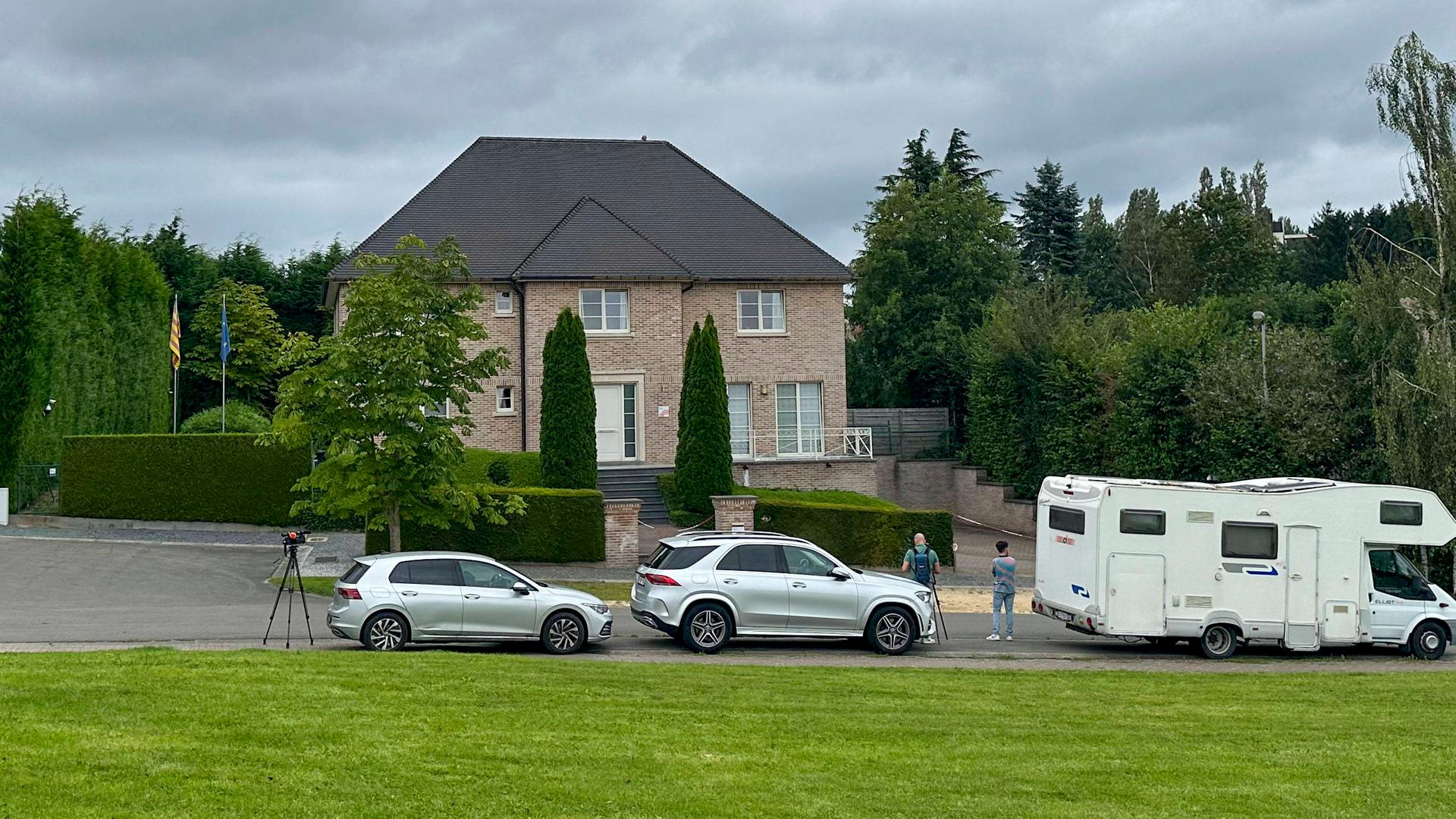 Journalisten warten vor dem Haus von Carles Puigdemont in Waterloo, Belgien