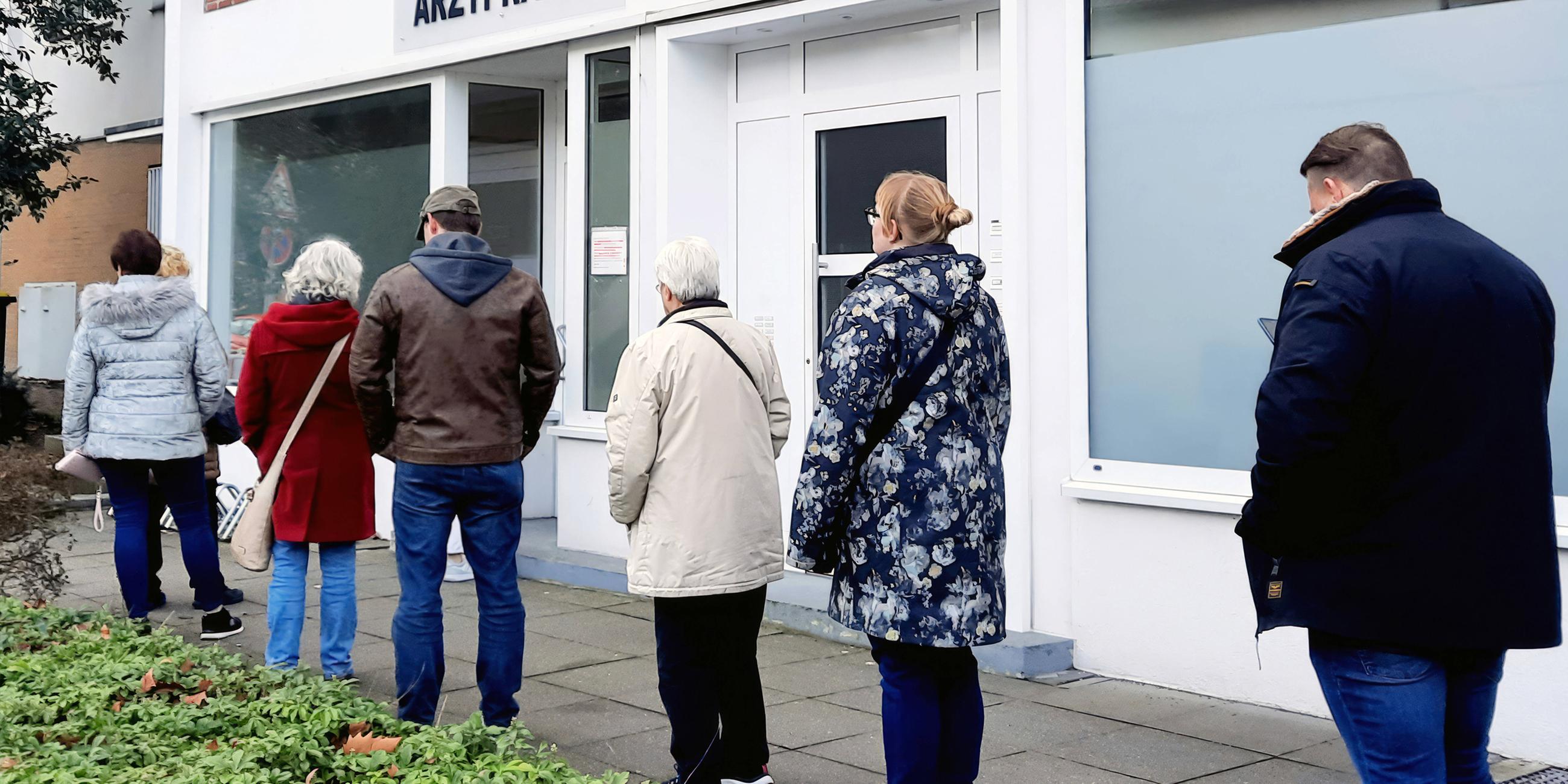 Symbolbild: Patienten in einer Warteschlange draußen vor einer Artztpraxis