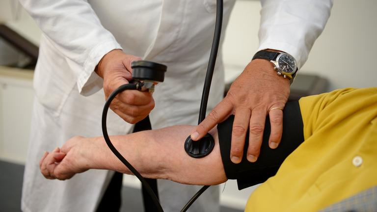 Baden-Württemberg, Stuttgart: Ein Hausarzt misst in seiner Praxis in Stuttgart einer Patientin den Blutdruck. Archivbild