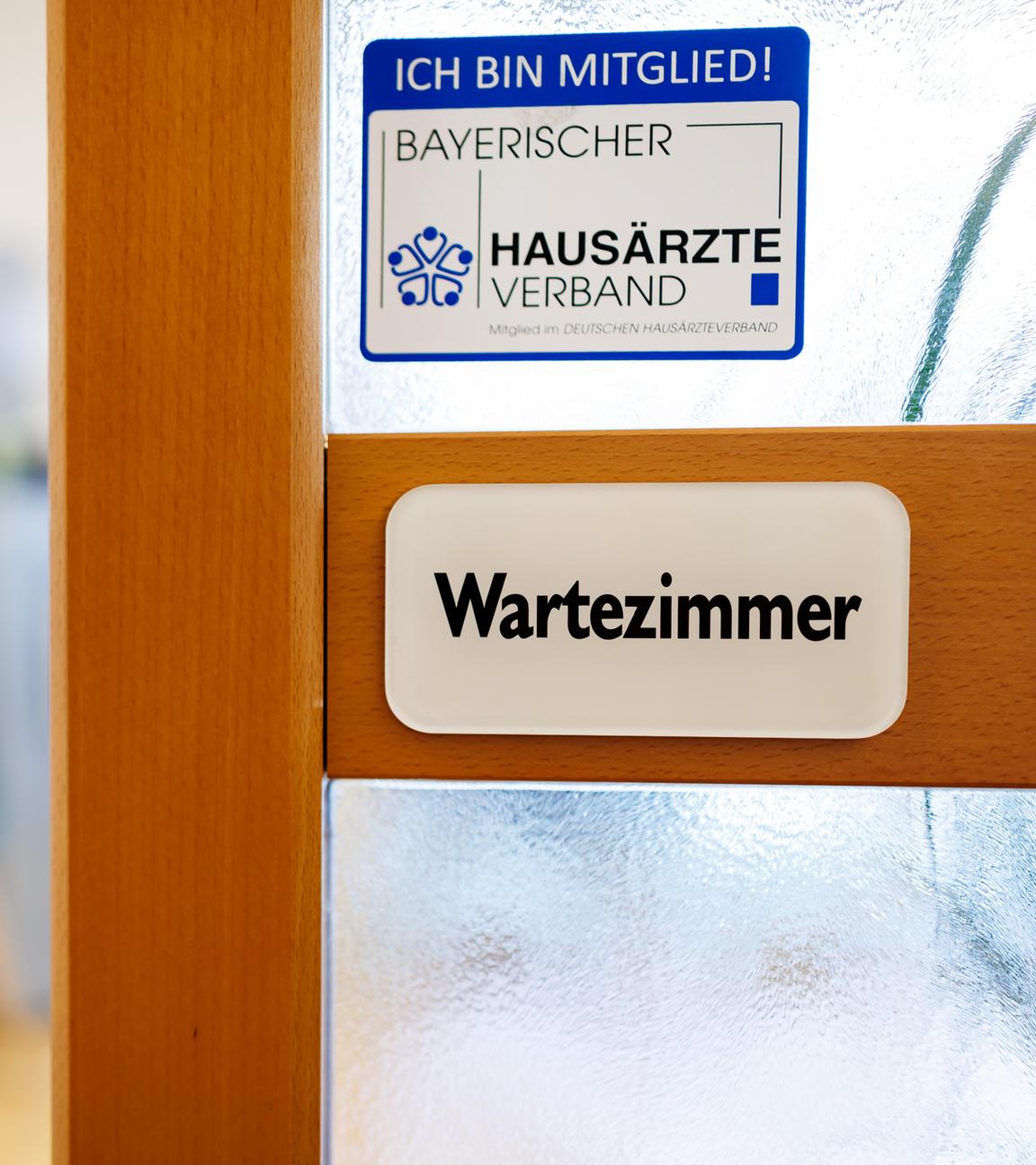 "Wartezimmer" ist auf der Tür eines Wartezimmers in einer Arztpraxis zu lesen. 