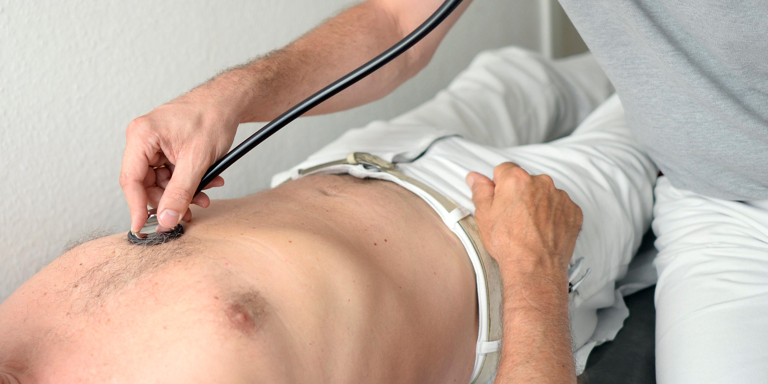 Ein Hausarzt untersucht einen Patienten mit einem Stethoskop. Archivbild