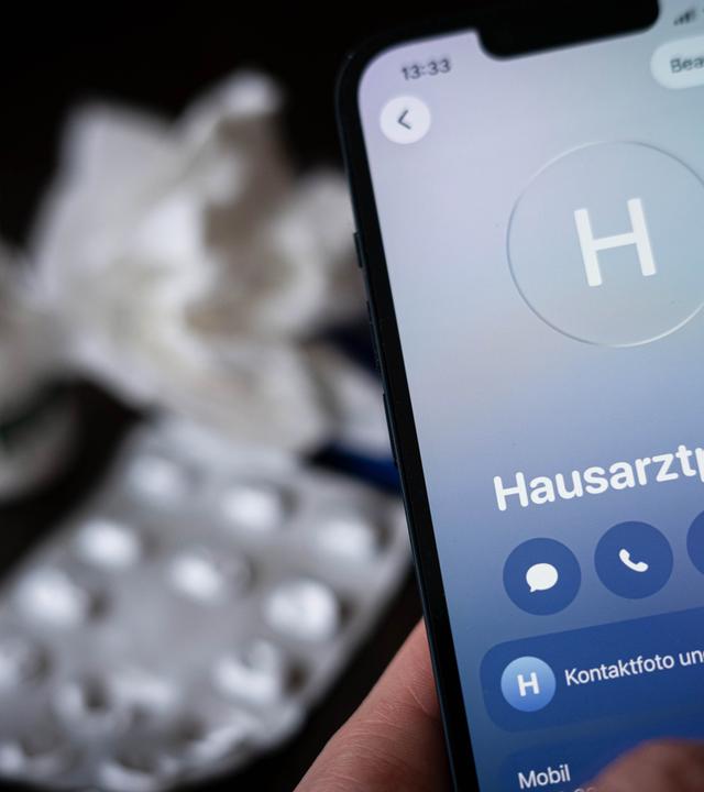 Eine Person ruft eine Hausarztpraxis an
