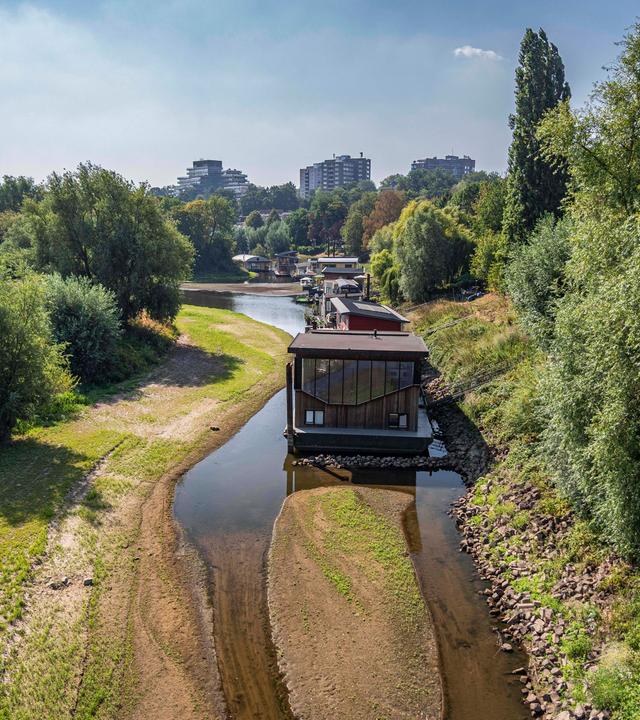 Luftaufnahme von Hausbooten in einem Fluss mit Niedrigwasser.