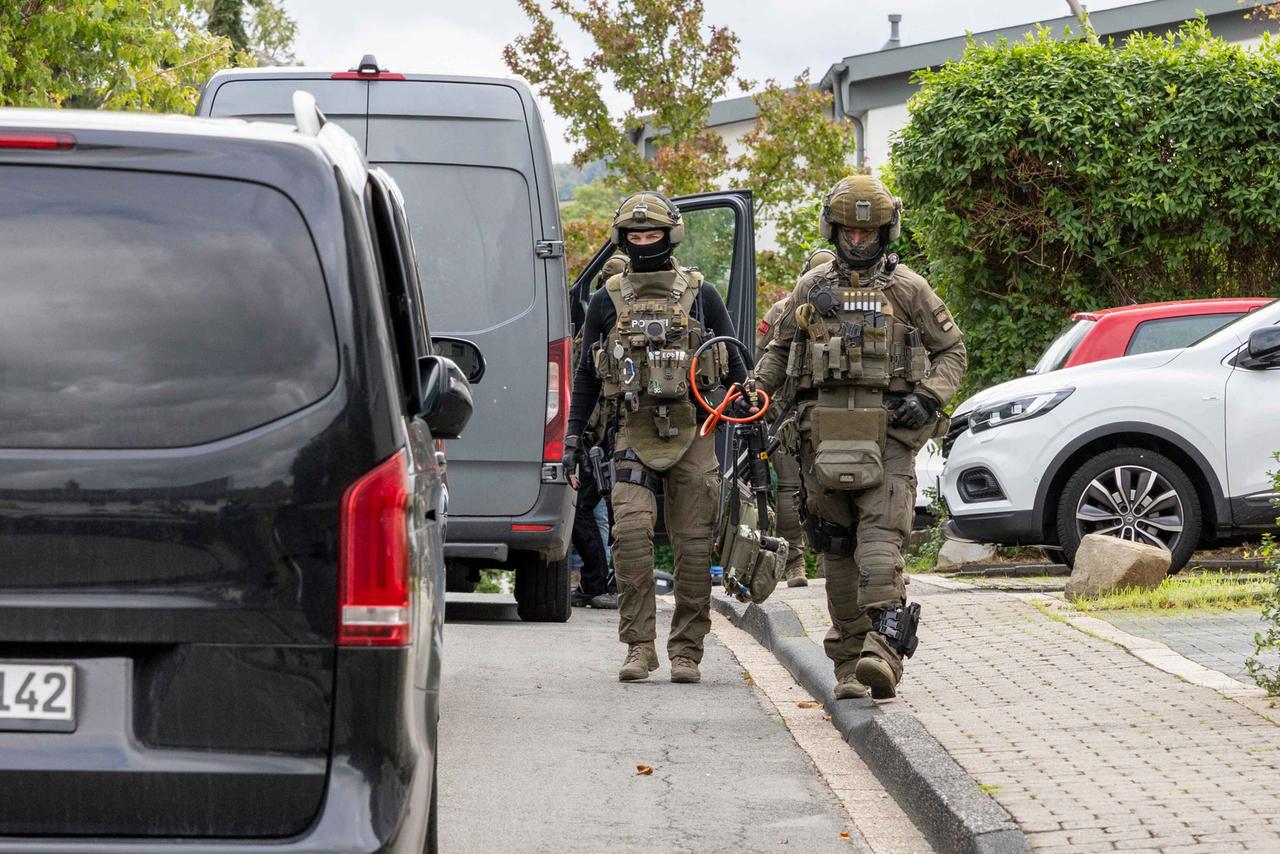 Schwer gerüstete Spezialkräfte bei einer Hausdurchsuchung zu den Sabotageakten an Umspannwerken am 04.09.2026 in Gevelsberg, Nordrhein-Westfalen. 