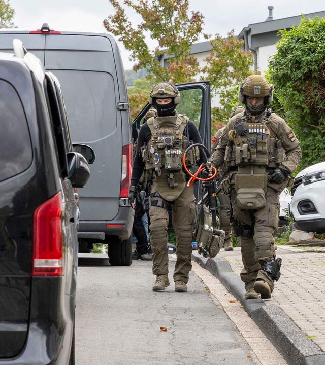Schwer gerüstete Spezialkräfte bei einer Hausdurchsuchung zu den Sabotageakten an Umspannwerken am 04.09.2026 in Gevelsberg, Nordrhein-Westfalen. 