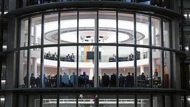Der Sitzungsraum des Haushaltsausschusses zum Bundeshaushalt 2026 von außen.