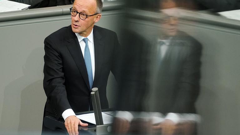 Bundeskanzler Friedrich Merz (CDU) spricht in der Generaldebatte im Bundestag zum Haushalt. 