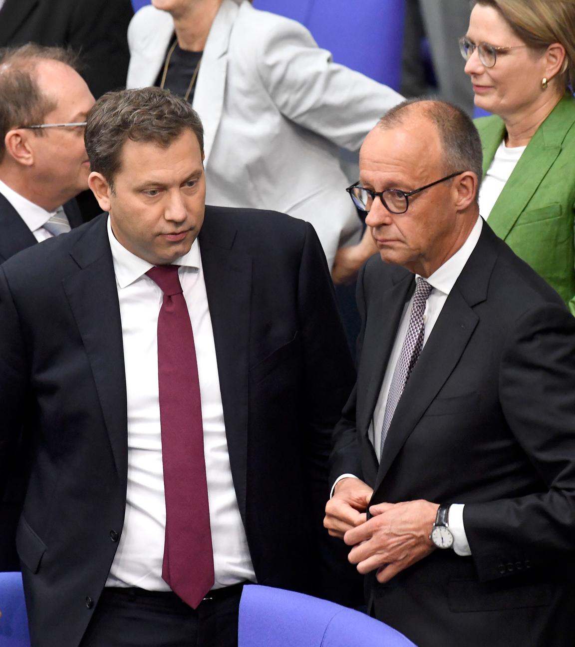 Lars Klingbeil und Friedrich Merz in der 12. Sitzung des 21. Deutschen Bundestages im Reichstagsgebäude. Berlin, 24.06.2025