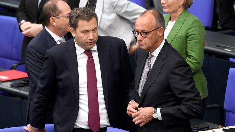 Lars Klingbeil und Friedrich Merz in der 12. Sitzung des 21. Deutschen Bundestages im Reichstagsgebäude. Berlin, 24.06.2025