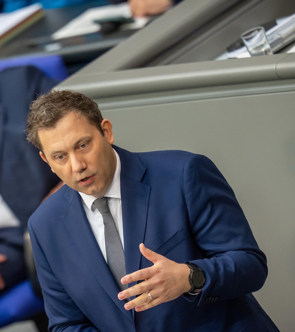 Klingbeil mit Anzug bei Rede im Bundestag