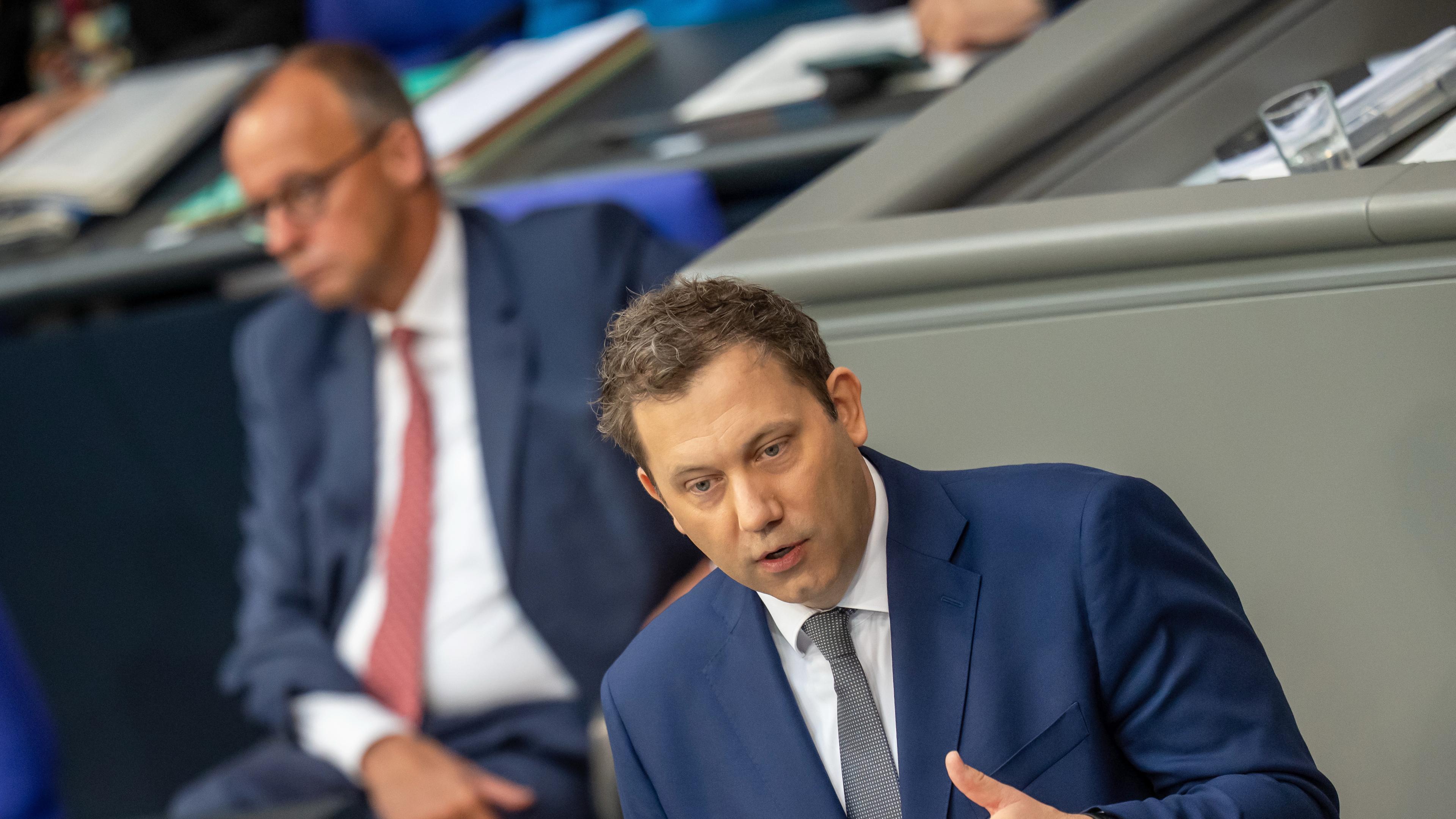 Klingbeil mit Anzug bei Rede im Bundestag