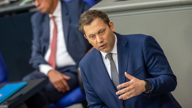 Klingbeil mit Anzug bei Rede im Bundestag