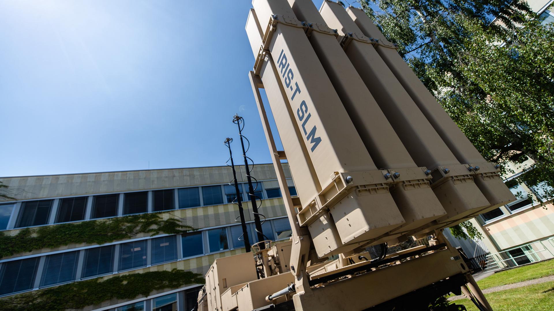 Baden-Württemberg, Überlingen: Ein Raketenabwehrsystem vom Typ Iris-T SLM steht auf dem Firmengelände von Diehl Defence in Überlingen.