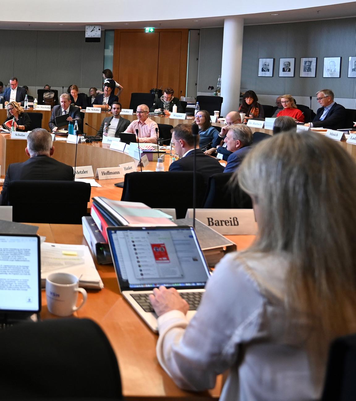 Der Sitzungsraum des Haushaltsausschusses zum Bundeshaushalt 2026 in Berlin am 13.11.2025.