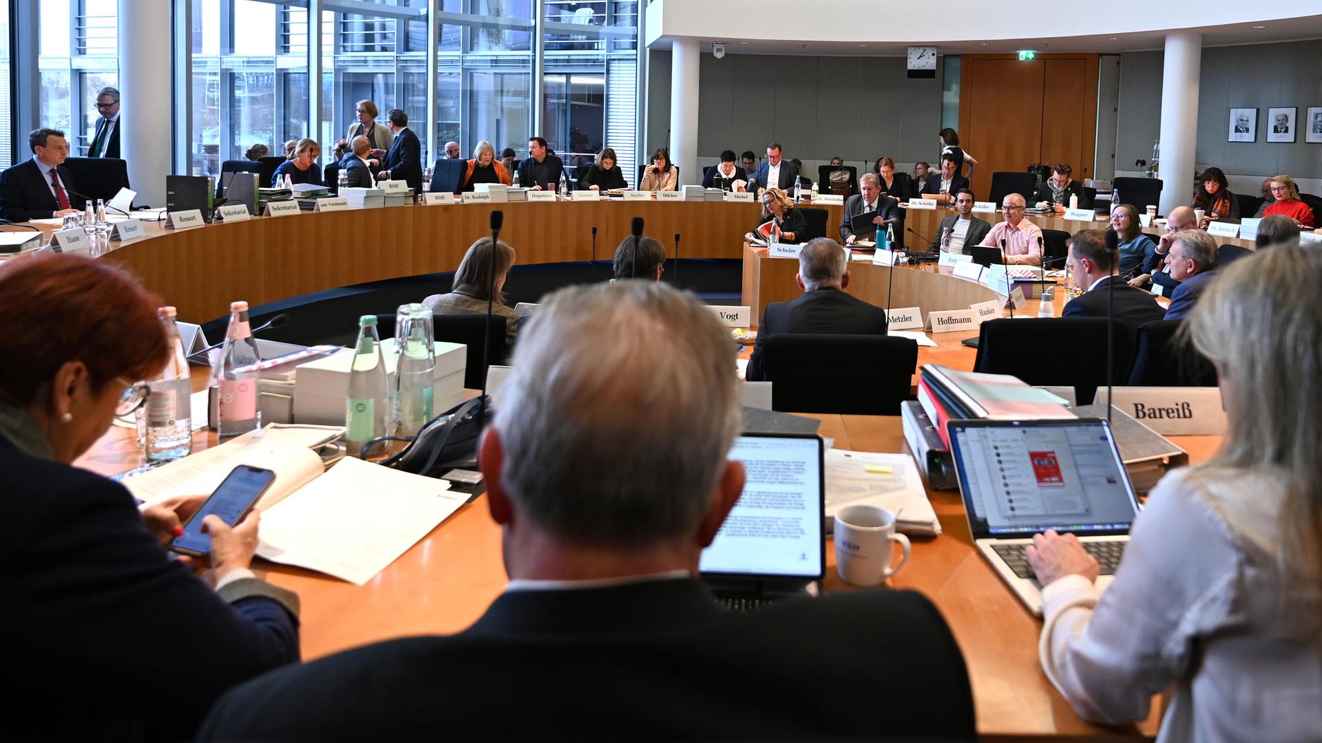 Der Sitzungsraum des Haushaltsausschusses zum Bundeshaushalt 2026 in Berlin am 13.11.2025.