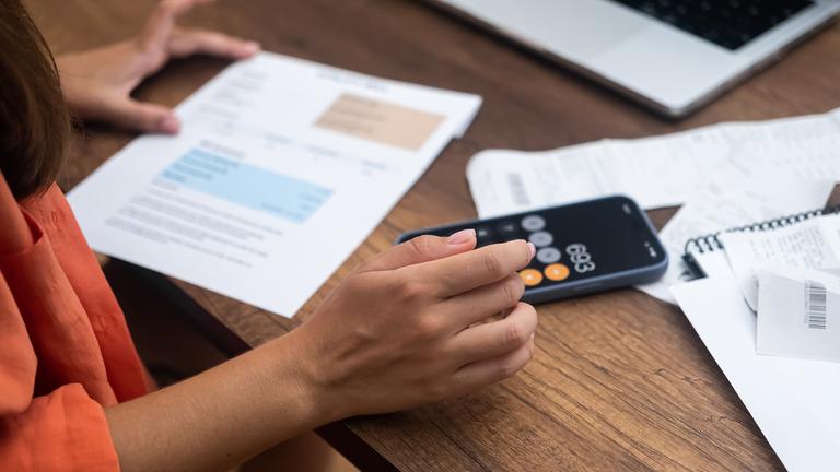 Frau bearbeitet Rechnungen