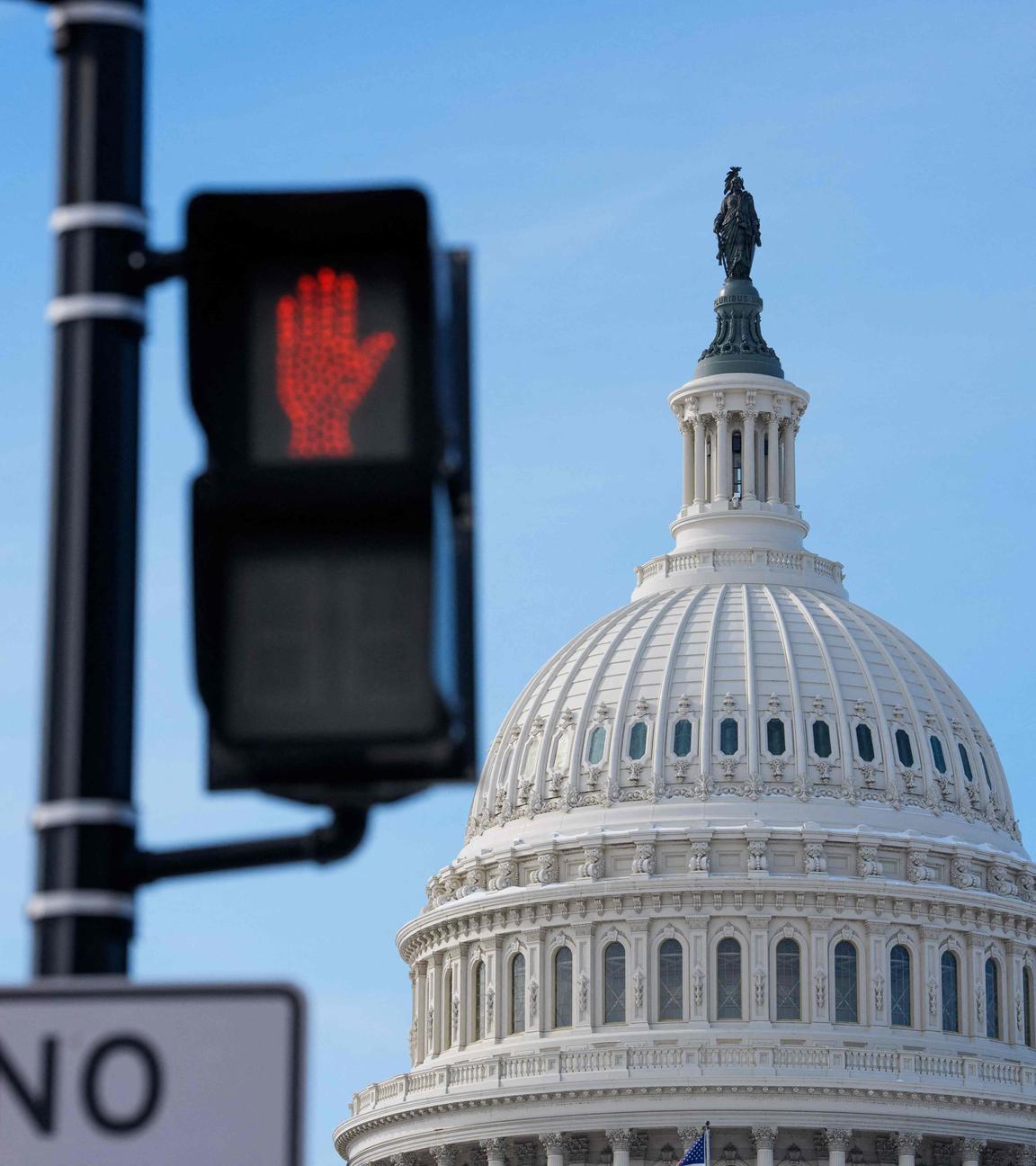 Eine rote Ampel vor dem US Kapitol.