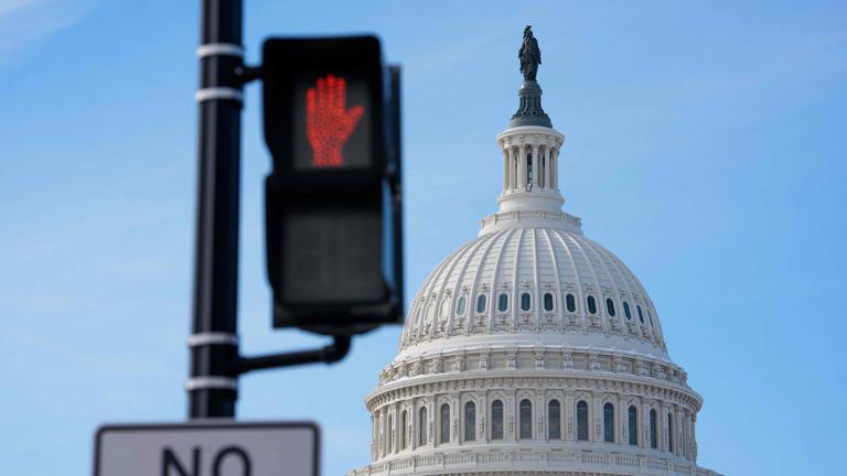 Eine rote Ampel vor dem US Kapitol.
