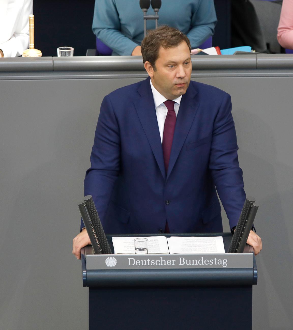 Lars Klingbeil in der 26. Sitzung des 21. Deutschen Bundestages im Reichstagsgebaeude.
