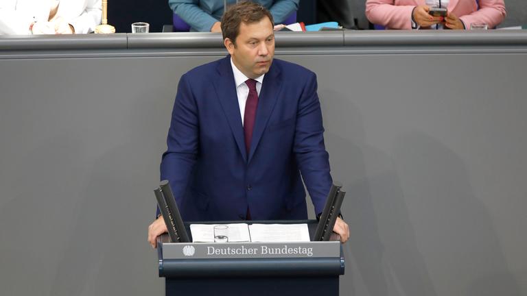 Lars Klingbeil in der 26. Sitzung des 21. Deutschen Bundestages im Reichstagsgebaeude.