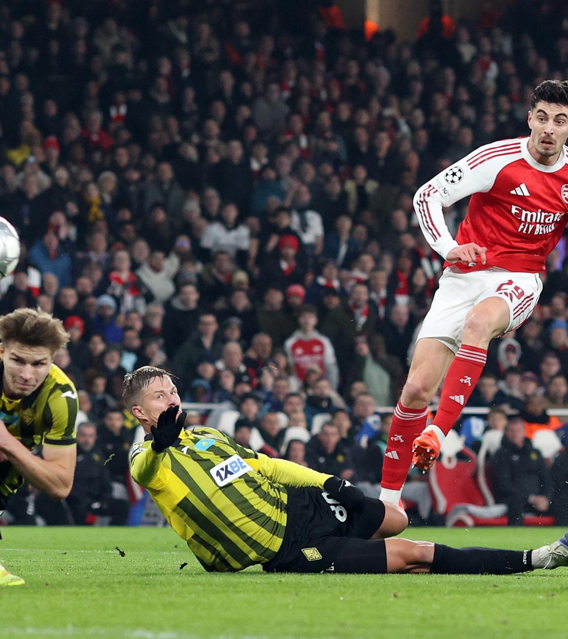 Kai Havertz (Arsenal) schießt im Spiel gegen Almaty das 2:1 Tor. Gegenspieler Aleksandr Shirobokov und Egor Sorokin liegen am Boden