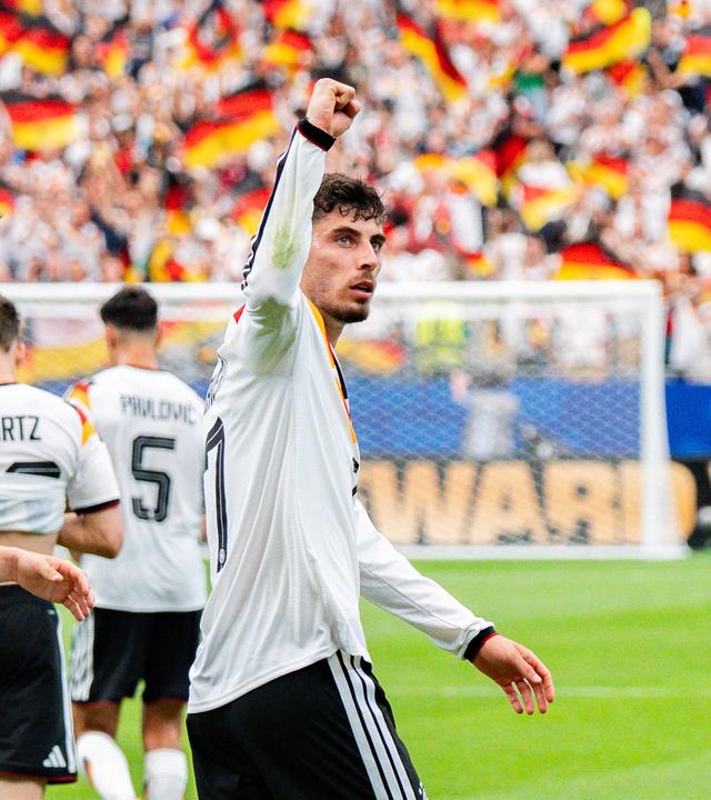 Der deutsche Nationalspieler Kai Havertz jubelt zusammen mit seinem Teamkollegen Nico Schlotterbeck nach seinem Treffer zum 7:1 Endstand 