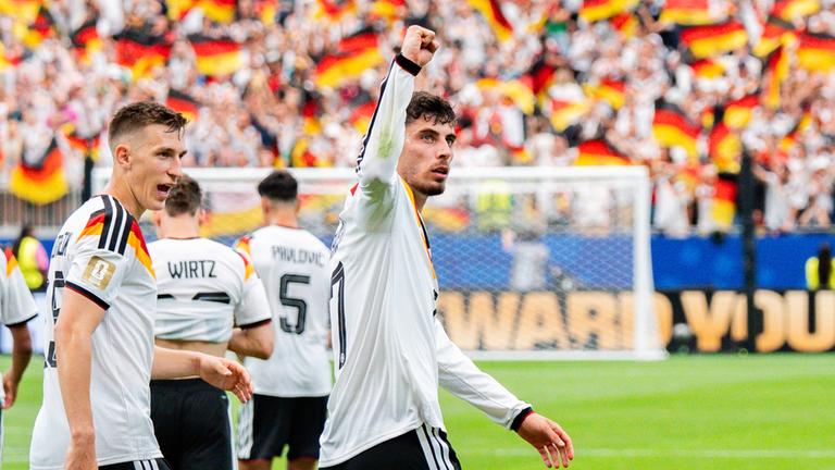 Der deutsche Nationalspieler Kai Havertz jubelt zusammen mit seinem Teamkollegen Nico Schlotterbeck nach seinem Treffer zum 7:1 Endstand 