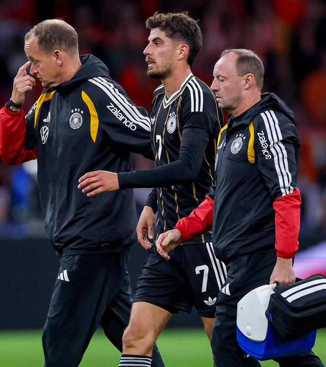 Kai Havertz muss im Spiel gegen die Niederlande verletzt vom Feld