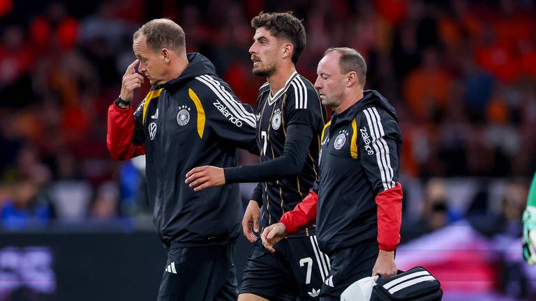 Kai Havertz muss im Spiel gegen die Niederlande verletzt vom Feld