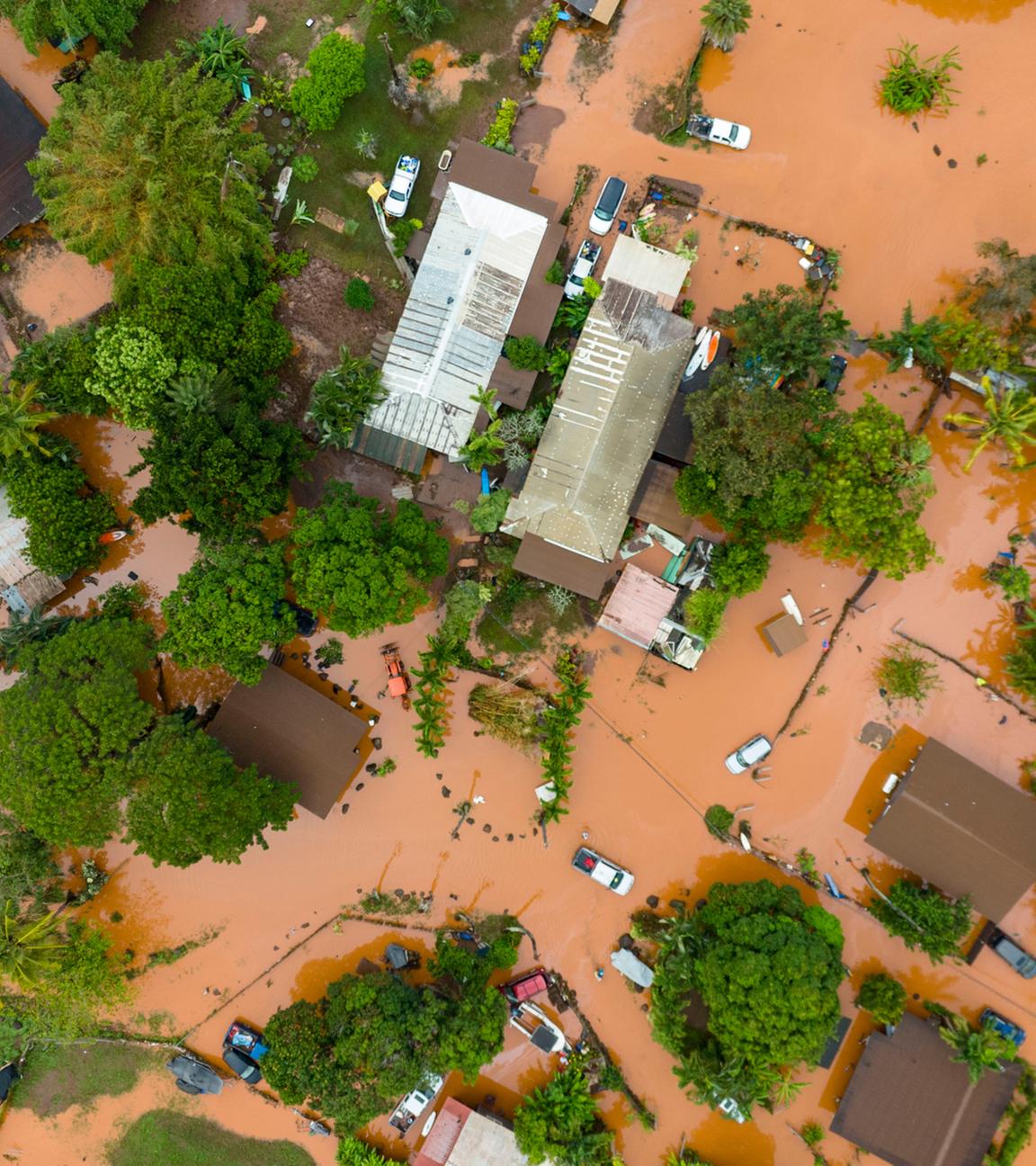 Eine Luftaufnahme zeigt die Überschwemmungen in Waialua. Nach tagelangen Regenfällen auf Hawaii, die vielerorts zu Überschwemmungen führten, haben die Behörden auf der Insel Oahu Evakuierungen angeordnet. 