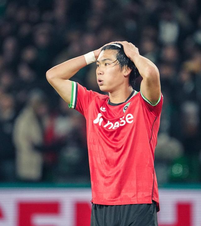 Hayate Matsuda von Hannover 96 während des DFB-Pokalspiels gegen den 1. FC Kaiserslautern. 