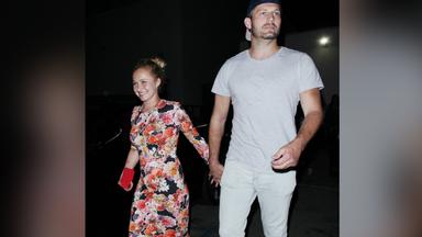 Hayden Panettiere verlässt 2018 händchenhaltend, mit ihrem damaligen Freund Brian Hickerson, ein Restaurant in Hollywood, USA.