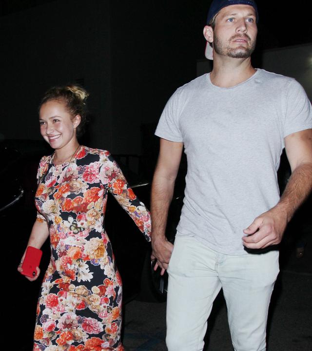 Hayden Panettiere verlässt 2018 händchenhaltend, mit ihrem damaligen Freund Brian Hickerson, ein Restaurant in Hollywood, USA.