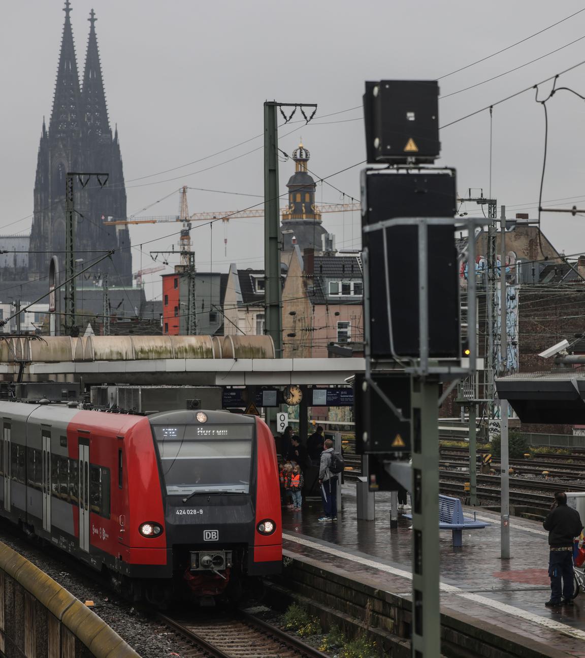 Eine Regionalbahn fährt am elektronischen Stellwerk der Bahn in Bahnhof Köln Hansaring.Eine Regionalbahn fährt am elektronischen Stellwerk der Bahn in Bahnhof Köln Hansaring.
