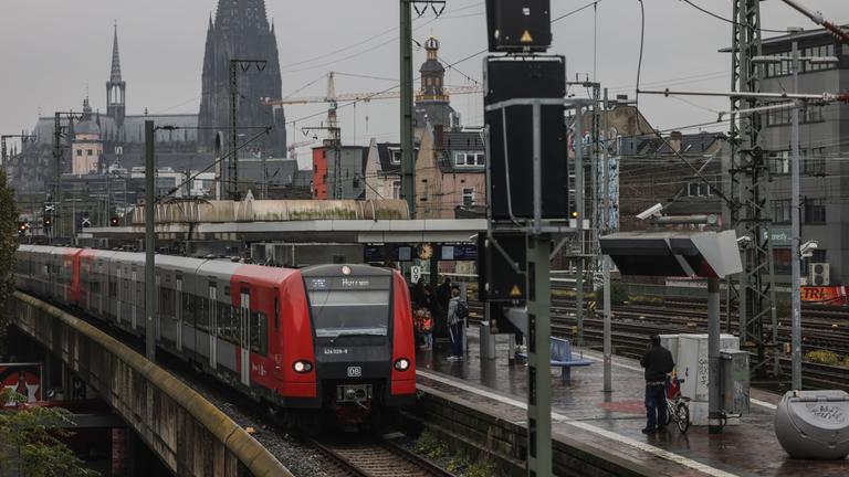 Eine Regionalbahn fährt am elektronischen Stellwerk der Bahn in Bahnhof Köln Hansaring.Eine Regionalbahn fährt am elektronischen Stellwerk der Bahn in Bahnhof Köln Hansaring.