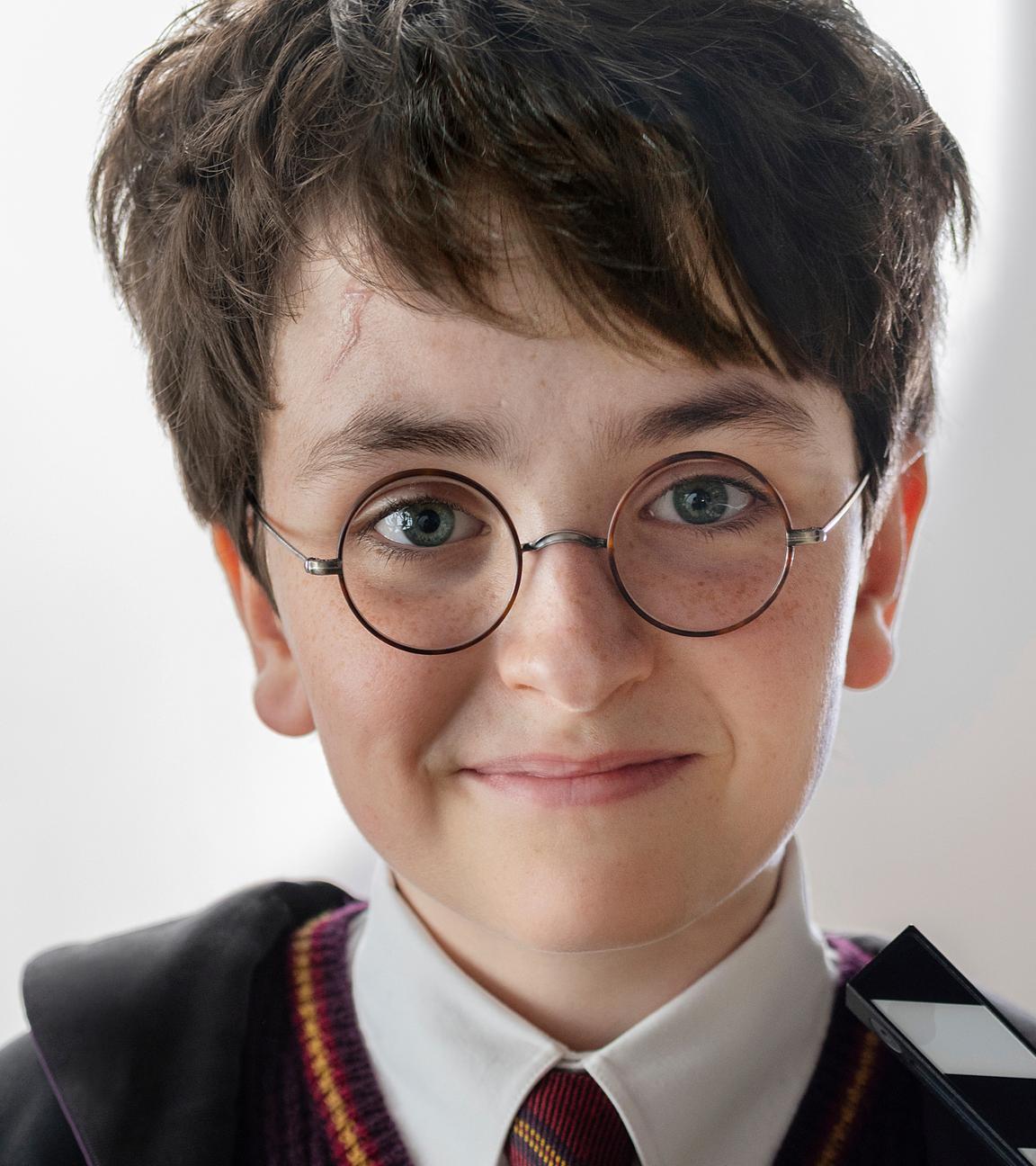 Dominic McLaughlin, der Harry Potter darstellen wird, am Set der HBO-Serie "Harry Potter"