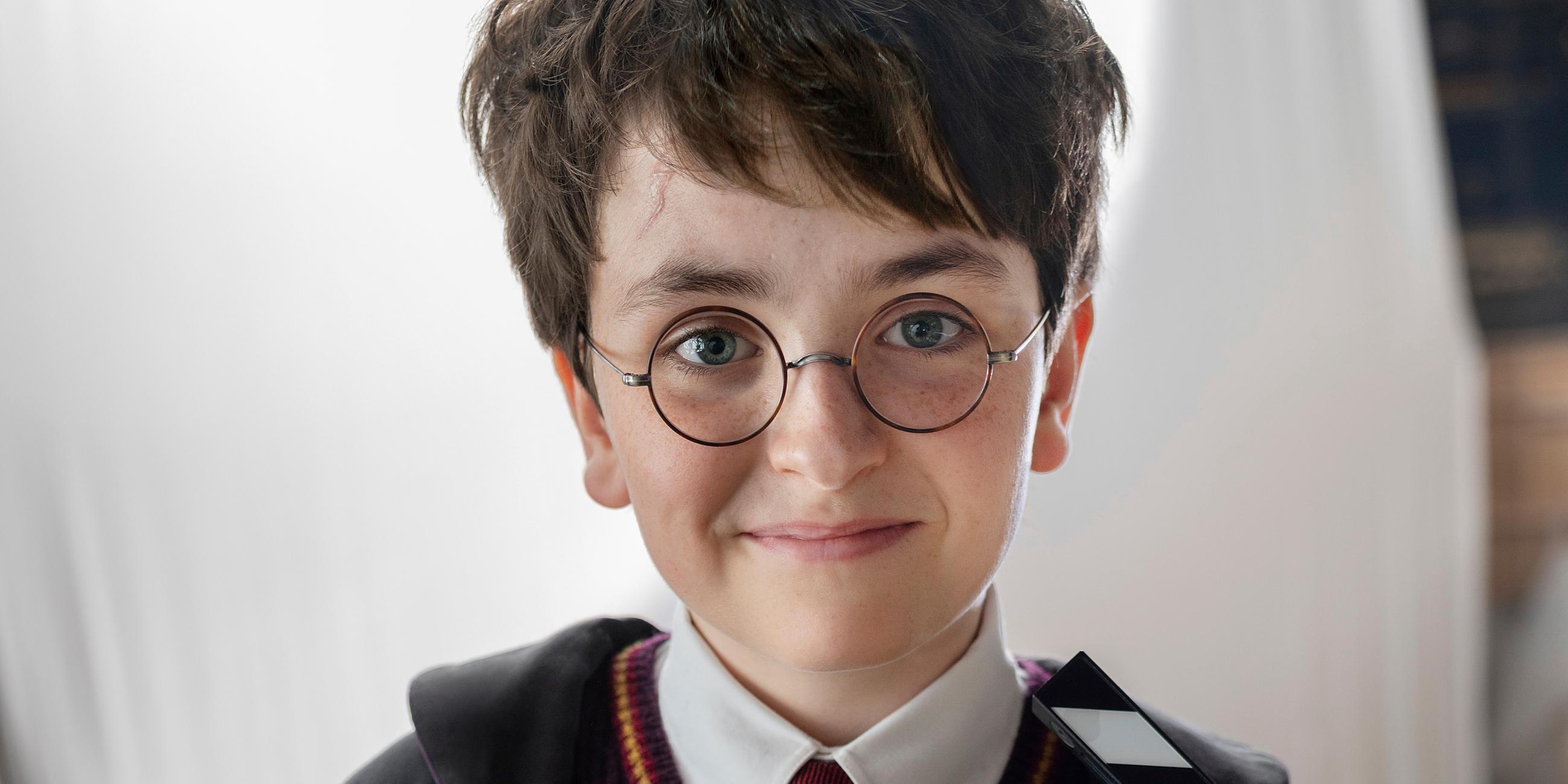 Dominic McLaughlin, der Harry Potter darstellen wird, am Set der HBO-Serie "Harry Potter"