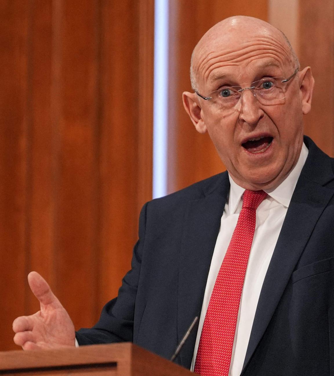 Britischer Verteidigungsminister John Healey spricht am 09.04.2026 zu Pressevertretern.