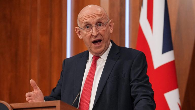 Britischer Verteidigungsminister John Healey spricht am 09.04.2026 zu Pressevertretern.