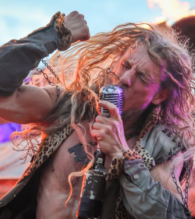 Schleswig-Holstein: Wacken: Der Sänger der Band MegaBosch singt beim Wacken Open Air.